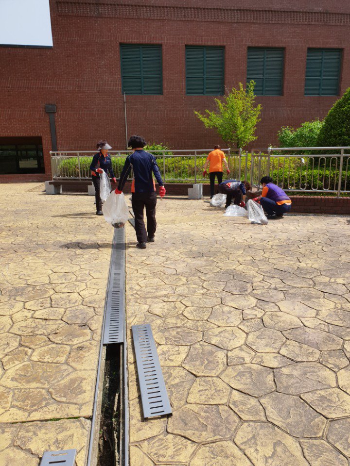 loveelife83's tweet image. #성남시 #평생학습원 #중앙도서관 및 #평생학습관 등 건물 옥상 배수로 정비를 완료했습니다. 강우시 시설물에 피해가 없도록 대비하겠습니다.  
#도서관지원과