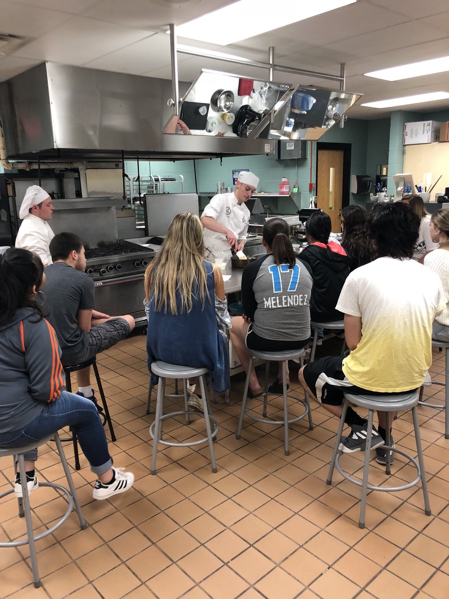 miss_bronson's tweet photo. MCHS culinary alums guest chefs! @jjc #mchsculinary #jjcculinaryarts https://t.co/KtSaiyH6SZ
