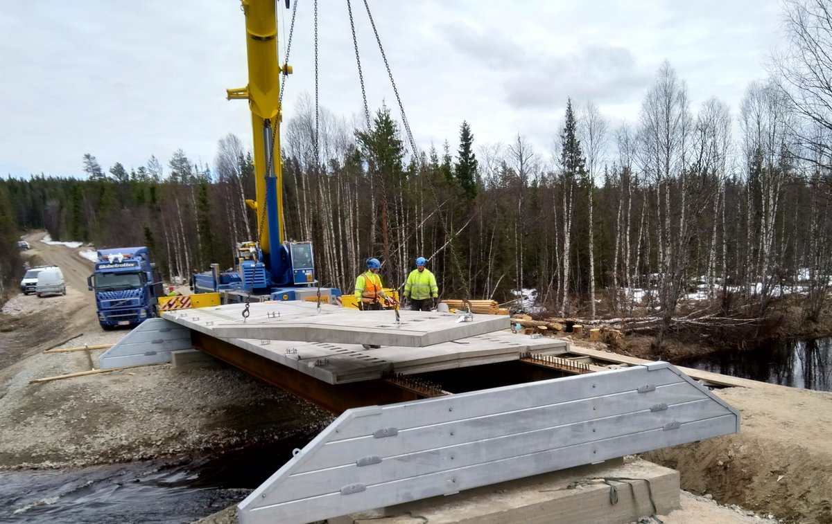 ruukki's tweet photo. Silta Korojoella asennettu! Teräsrakenne, teräspäätyelementit ja betoniset kansielementit. ”Ylivieskassa valmistetut rakenteet ovat mittatarkkoja ja asennus sujui erinomaisesti”, kertoo tuotantoinsinööri Tuomas Lind.  #ruukki #easybridge #korojoki https://t.co/k0dpscAP0m