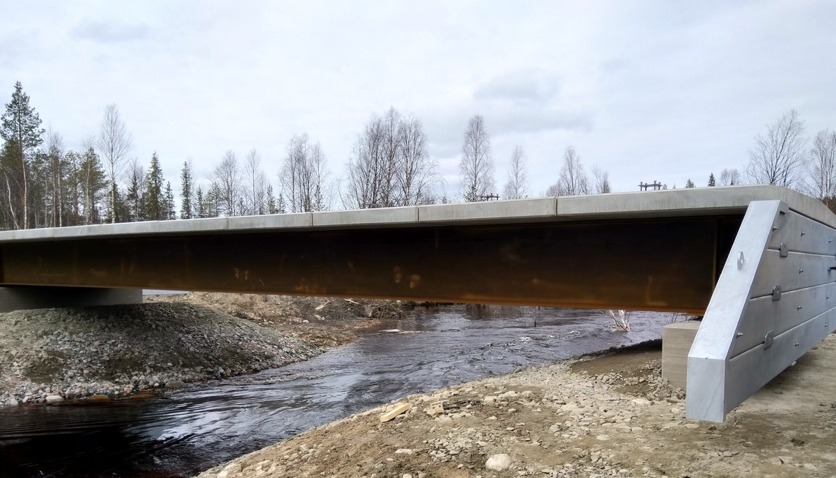 ruukki's tweet photo. Silta Korojoella asennettu! Teräsrakenne, teräspäätyelementit ja betoniset kansielementit. ”Ylivieskassa valmistetut rakenteet ovat mittatarkkoja ja asennus sujui erinomaisesti”, kertoo tuotantoinsinööri Tuomas Lind.  #ruukki #easybridge #korojoki https://t.co/k0dpscAP0m