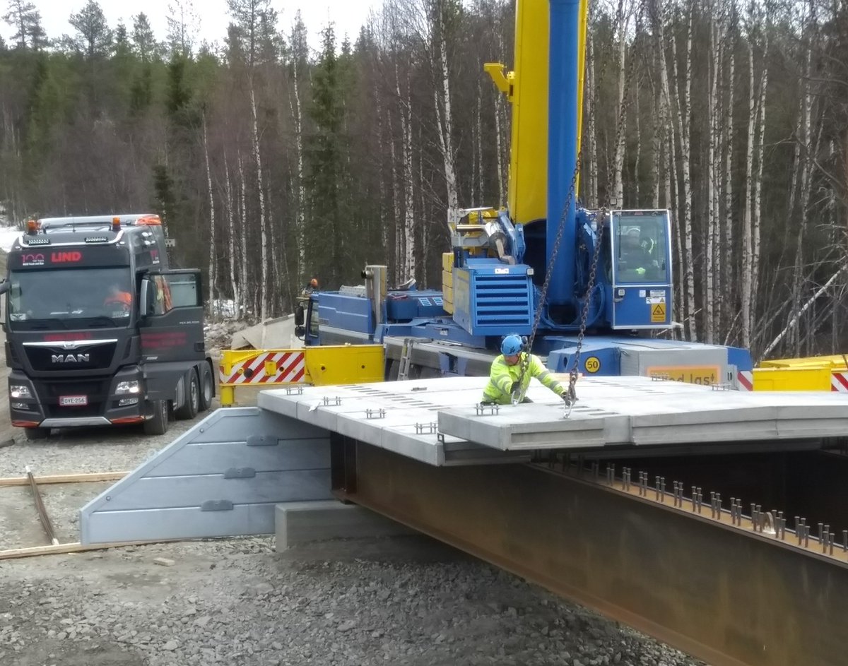 ruukki's tweet photo. Silta Korojoella asennettu! Teräsrakenne, teräspäätyelementit ja betoniset kansielementit. ”Ylivieskassa valmistetut rakenteet ovat mittatarkkoja ja asennus sujui erinomaisesti”, kertoo tuotantoinsinööri Tuomas Lind.  #ruukki #easybridge #korojoki https://t.co/k0dpscAP0m