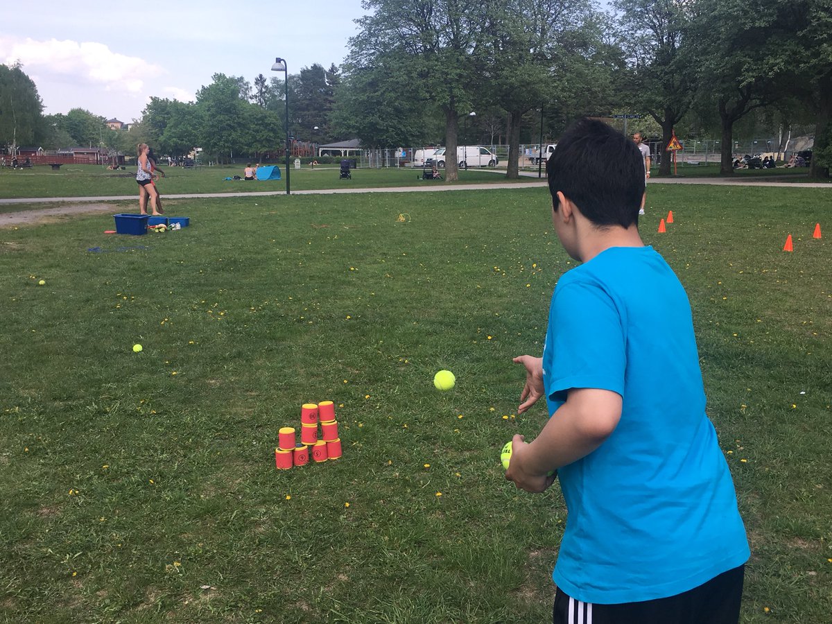 AgnesWahlen's tweet photo. Idag kör vi idrott ute i parken #Bäckahagen #särskolan https://t.co/zT64zDcIXu