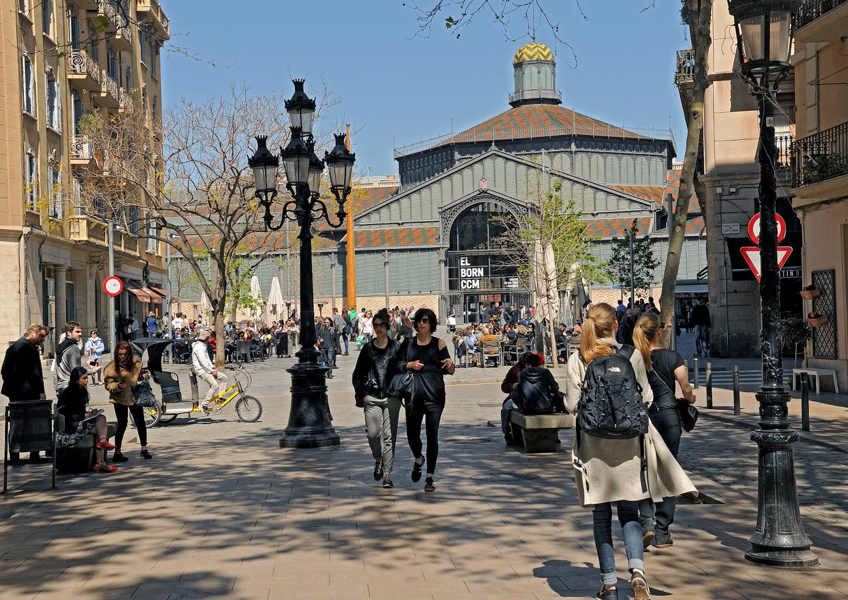 thisis_bcn_EN's tweet photo. Remember this Sunday is the last of the #BarcelonaShoppingDays, with stores open from 12 noon to 8pm. Don’t miss it! 🛍 https://t.co/mL1GMn18Mt https://t.co/dNEJcVn136