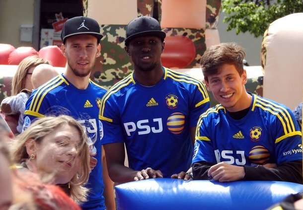 fcvysocina's tweet image. Masarykovo náměstí ve středu po poledni ovládl sport. Vysoká škola polytechnická zde již potřetí zorganizovala akci, jejímž cílem bylo „rozhýbat“ Jihlavu a ukázat veřejnosti i méně známé pohybové aktivity ➡ fcvysocina.cz/clanek.asp?id=…
#VSPJ #HETliga #fcvysocina #SpolečněSilnější