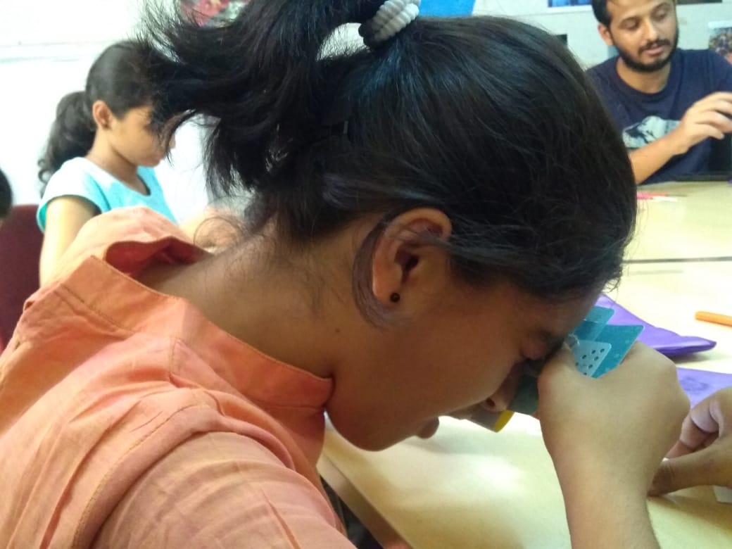 Makers_JPP's tweet photo. @TeamFoldscope Jnana Prabodhini conducted foldscope making workshop today. 13 such scopes were made by 10th class girls. Here are few glimpses.

@unnatpandit @TusharJuvekar @vivekponkshe @2adityaponkshe @AIMtoInnovate @PanditPranav @PrakashLab https://t.co/0GuQooQ7Es