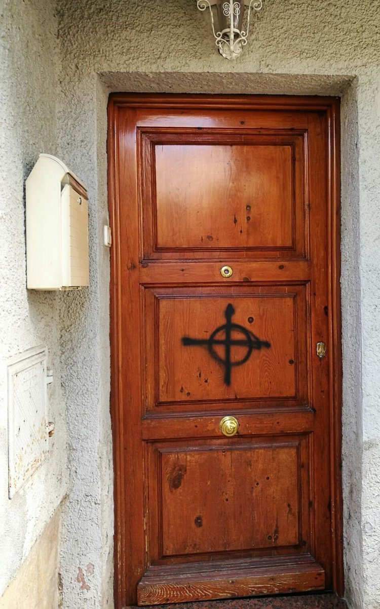 gabrielrufian's tweet photo. Así han amanecido las puertas de las casas de dos militantes de ERC de Sabadell. Lo dejo al menos aquí porque no son de C’s y no lo verás en la TV. https://t.co/GOxs8YMxwU