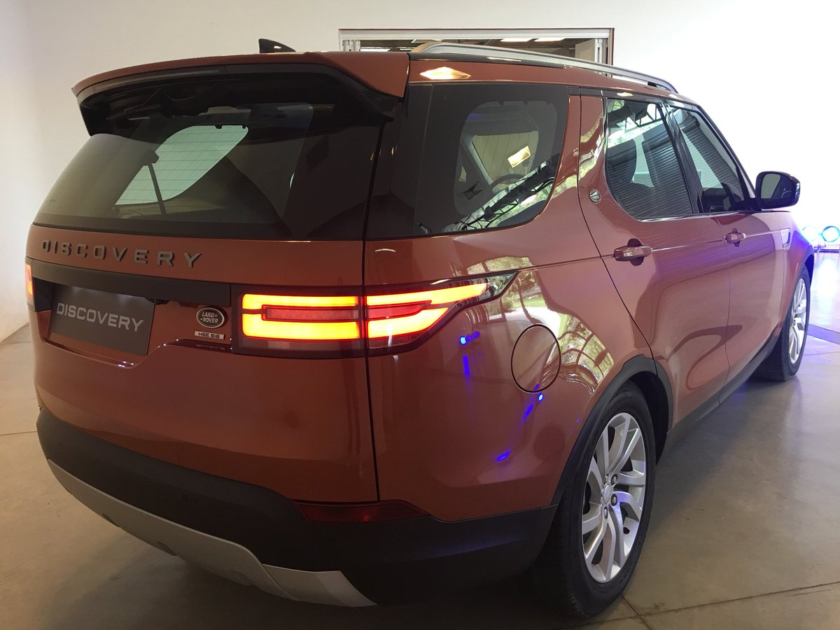 StopandGoTV's tweet photo. Estamos en el lanzamiento de la nueva Land Rover All - New Discovery que vendrá con dos versiones (SE y HSE) motor V6 y mucho más que te contaremos en breve en Stop and ahí por Fox Sports. 👌🏻 https://t.co/D1SVH48Lrv