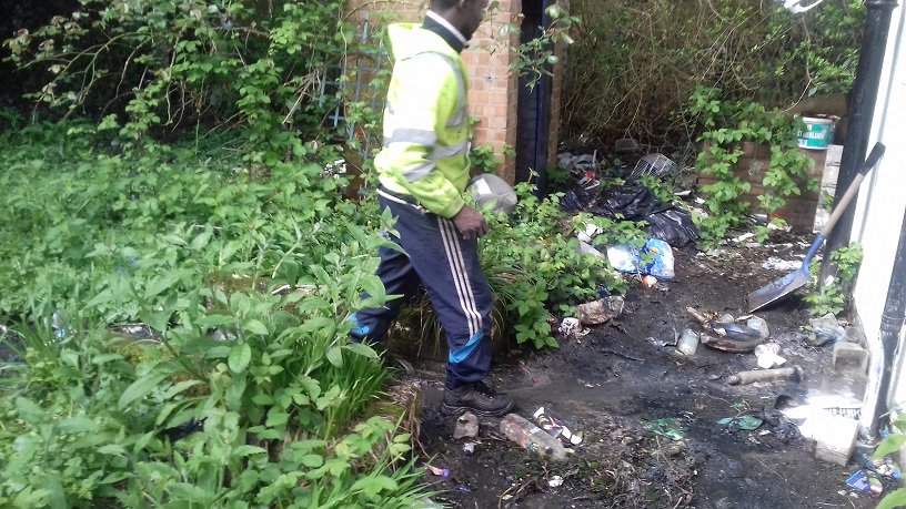 youngtrepreneu1's tweet photo. Single mom on with 3 kids, a job, a monthly universal credit payment leaving her with less manageable money & less time with her growing kids who are not getting the right support either. What makes it worst her kids had to play on the road out front after school #OneLessStress๐ค https://t.co/MP0MuufxoQ