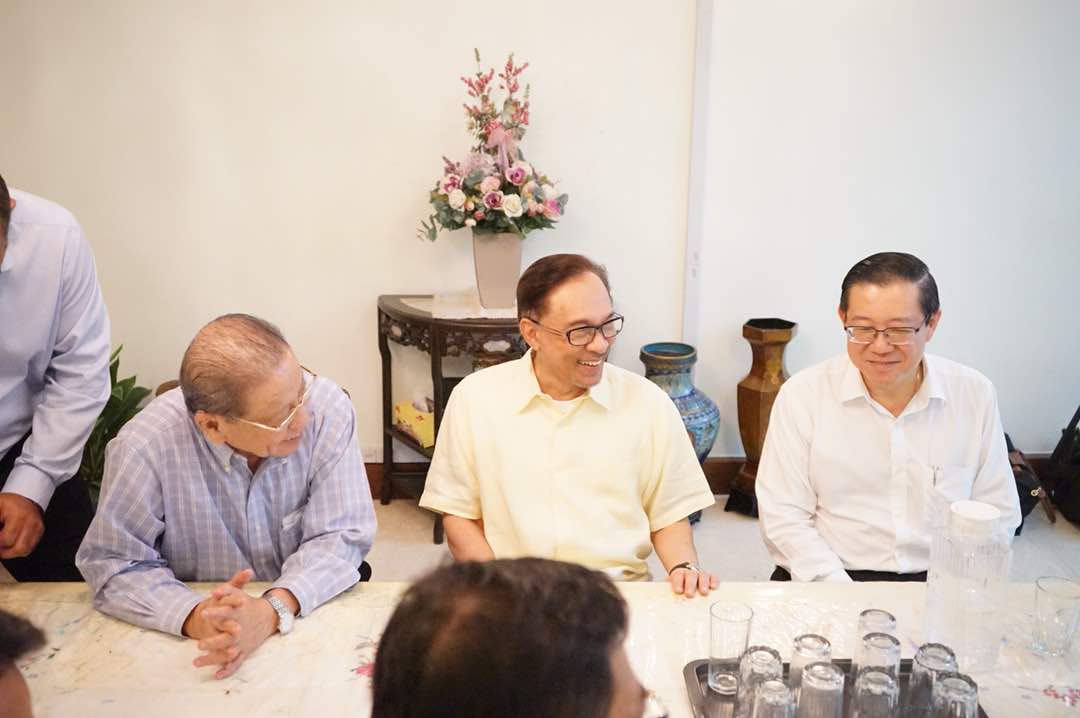 hannahyeoh's tweet photo. Today's the 3rd working day since we won. Tun M facilitated:-
- the pardon &amp; release of @anwaribrahim
- appointing a new Finance Minister (not himself)
- reviewed GST &amp; 1 June - 0% GST
- investigation on 1MDB 
- council on economy &amp; institutional reforms formed. Just 3rd day ok?! https://t.co/X2dgdPRyZ1