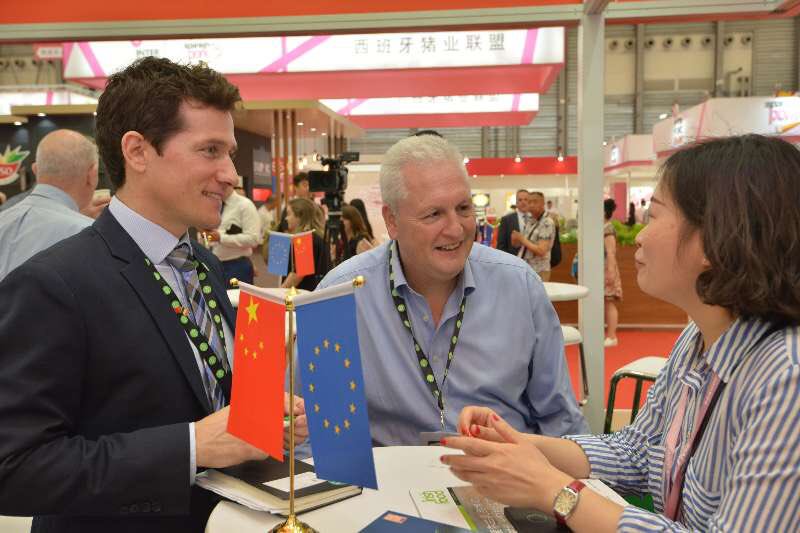 KJiuzhai's tweet photo. Opening day at #SIAL Shanghai showing lots of interest in Irish beef @BordBia! Great to have Commissioner, Minister & CEO to officially open the stand! #EUBeef&Lamb https://t.co/EJ2qMFF1EE