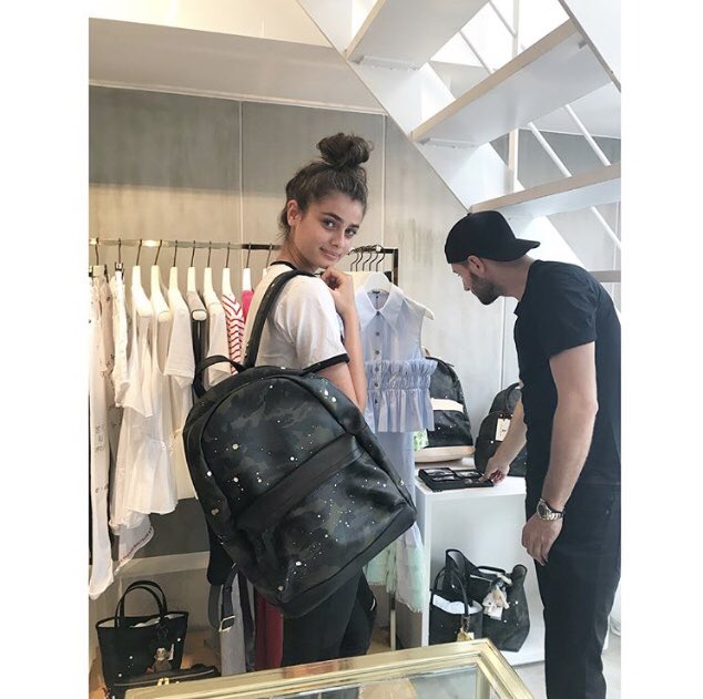 TaylorHill__JP's tweet photo. Taylorは今日のお昼、大阪のSakan Les Yeuxというお店でお買い物🛍

たくさん買ったそうです🤩🤩 https://t.co/DbxDABxar3