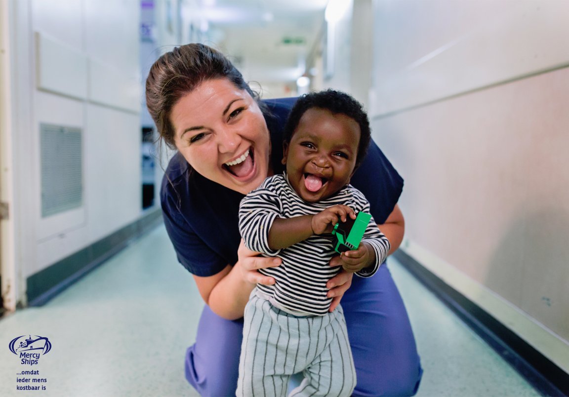 MercyShipsNL's tweet photo. "Soms wanneer ik een moeilijke dag heb gehad, ga ik beneden naar het ziekenhuis. Daar zie ik de vrolijke gezichten van onze patiënten en weet ik meteen weer waarom ik hier ben." Shawn Thompson, fotograaf Africa Mercy #motivatie #kostbaar #hoopengenezing #mercyships https://t.co/zaJJuU5Wvh