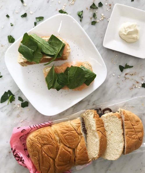 DeliReposteria's tweet photo. Una opción saludable que puede ser desayuno o media mañana.���� Ingredientes: 
1. Pan trenza deli 
2. Salmón en rebanadas 
3. Espinaca 
4. Queso crema 
Preparación: Unta el queso crema en el pan trenza deli. Luego pon el salmón y la espinaca a tu gusto. 💕 Muy fácil y saludable 😀 https://t.co/FgzmzCRika