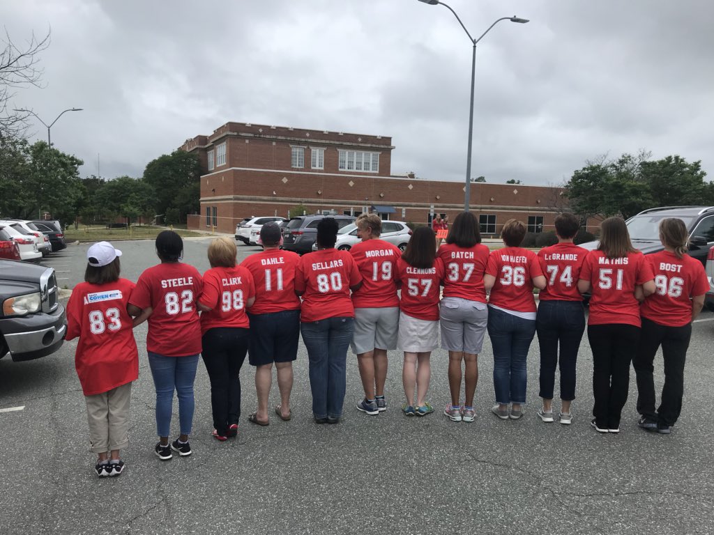 Clemmons4NC's tweet photo. #FutureLegislators who will take back the #NCHouse ready to fight for schools! https://t.co/qPpu6xXw72