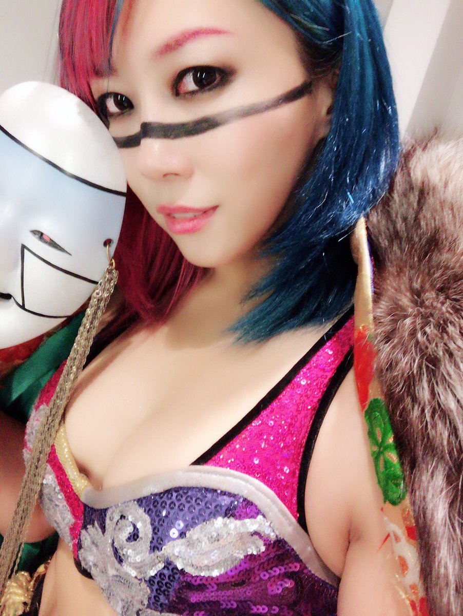 WWEAsuka's tweet photo. 👉 @CarmellaWWE isn’t ready for Asuka 👈🤡 https://t.co/ZvTHwxk5tj