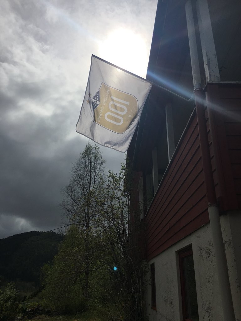 fossdal_mona's tweet photo. Skulla gjern ha vært på #lerkendal men vart itj sånn i år- men gleder meg som en onge likevel🎭⚽️ Jeg sitter ikke i ro et sekund foran tvn ikveld 😁⚽️ Kos dere alle på Lerkendal - russ, gamle og unge 👍🏻 og kjernen - syng så dere blir hås😁😉📢 #RBKLSK ⚫️⚪️ #troillan https://t.co/WZ9QvK5wMh