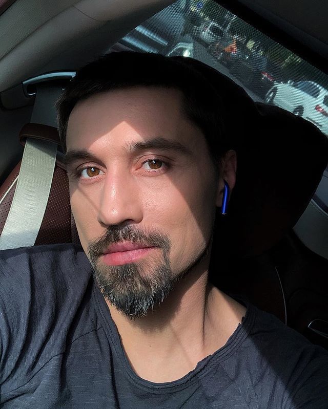 BilanOfficial's tweet photo. Мчу В офис обсуждать  предстоящий московский сольник в ноябре и тур, который будет в следующем году! Тур этого года я продолжаю катать, смотрите расписание на сайте! #билан #димабилан https://t.co/m1syxLNU1c https://t.co/hlTpjyC1Sb