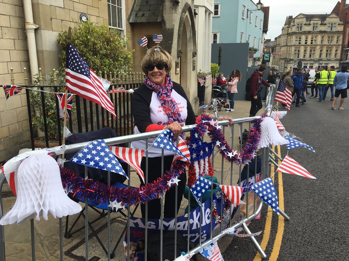 JillMacyshon_'s tweet photo. I found her! Donna Werner from Connecticut. This is her third Royal wedding. Usually she camps out in a pink princess tent, but this year, no tents allowed. She will spend the next three days in this spot. #CTVRoyalWedding https://t.co/Y2GKSZsLcm