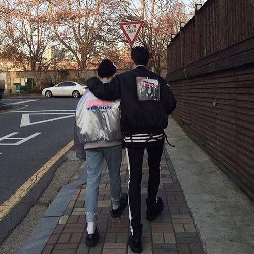 ksp_____'s tweet photo. เวลาเห็นรูปคู่ที่ใส่ชุดที่ดูมีแบรนด์และดูแฟชั่นจะนึกถึงชานแบค แต่กับคู่ที่ใส่เสื้อผ้าเรียบๆ สีเรียบๆละจะนึกถึงไคซูตลอด ☺️❤️ https://t.co/7jTJne6pDc