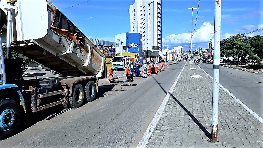Máquinas e homens trabalham nas obras de restauração e duplicação da rodovia PE-160. Essa é mais uma iniciativa do Governo de Pernambuco que vai melhorar a mobilidade e a qualidade de vida da população. #DER #Pernambuco