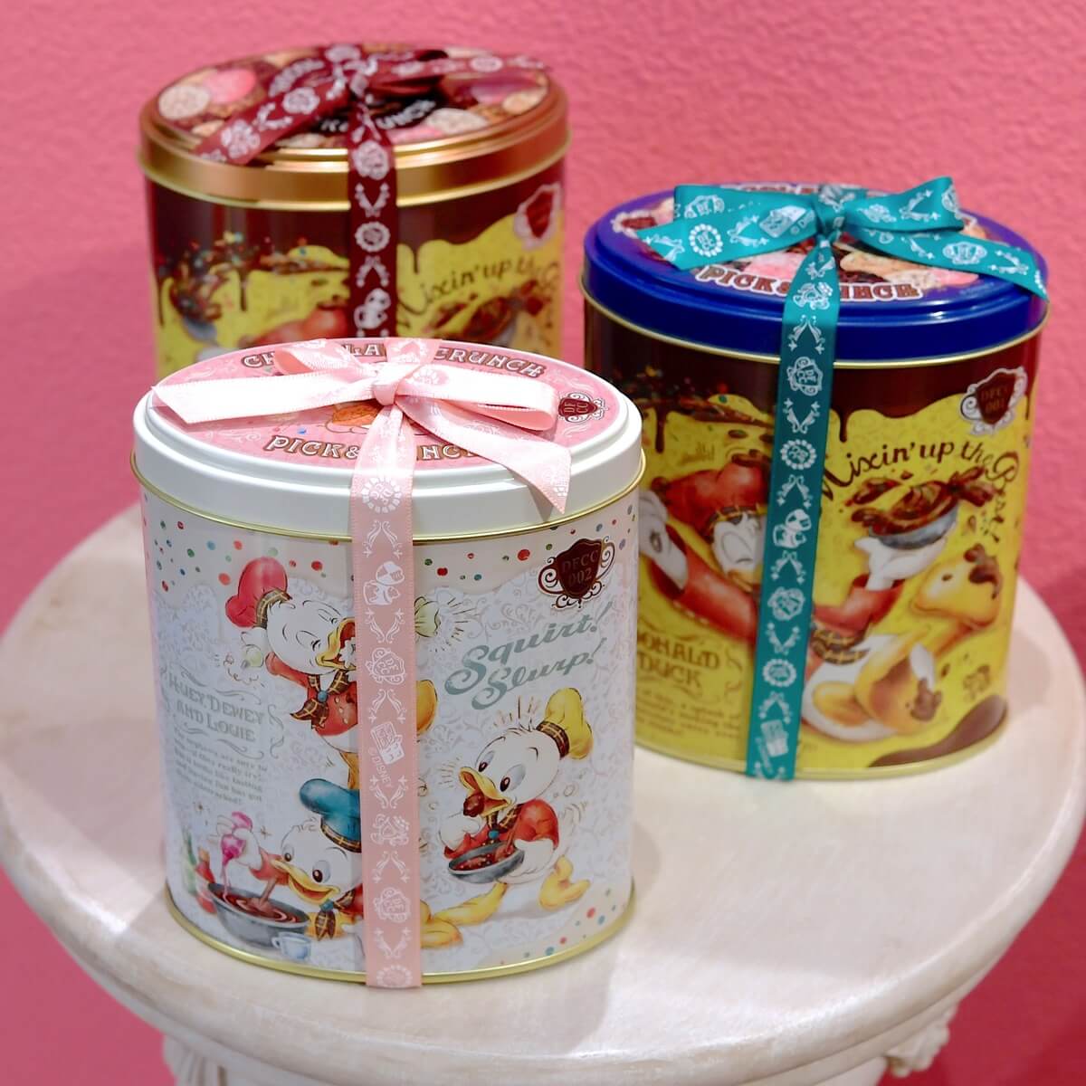 Sssss 初のチョコレートクランチ専門店 ペイストリーパレス が35周年記念オープン中です 缶 フタ 味 リボンを自分好みにカスタマイズできる ペイストリーパレス チョコレートクランチ ディズニーリゾート35周年 Sssss 初のチョコレートクランチ専門店 ペイストリーパレス が35周年記念オープン中です 缶 フタ 味 リボンを自分好みにカスタマイズできる ペイストリーパレス チョコレートクランチ ディズニーリゾート35周年