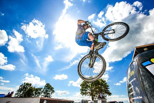 lee_marshall's tweet photo. @dannybutler1986 at #oultonpark #vwbudburg on Sunday. Nice jump!
.
#canon #canonuk #Pixapro #citi600 #delkindevices #delkin
.
#trialsbike #trials #stunt #stuntbike #stuntshow #extremesports #mtb #mountainbike #fillflash #strobe #bluesky #bikestunts #extr… https://t.co/4HhanLprlH https://t.co/fD3LcaYbee