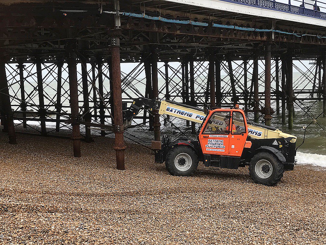 ExtremePPltd's tweet photo. Extreme telehandler helping to repair @EastbournePier 👍🏼 #eastbourne #accesshire #telehandler https://t.co/aKMhrVfr31