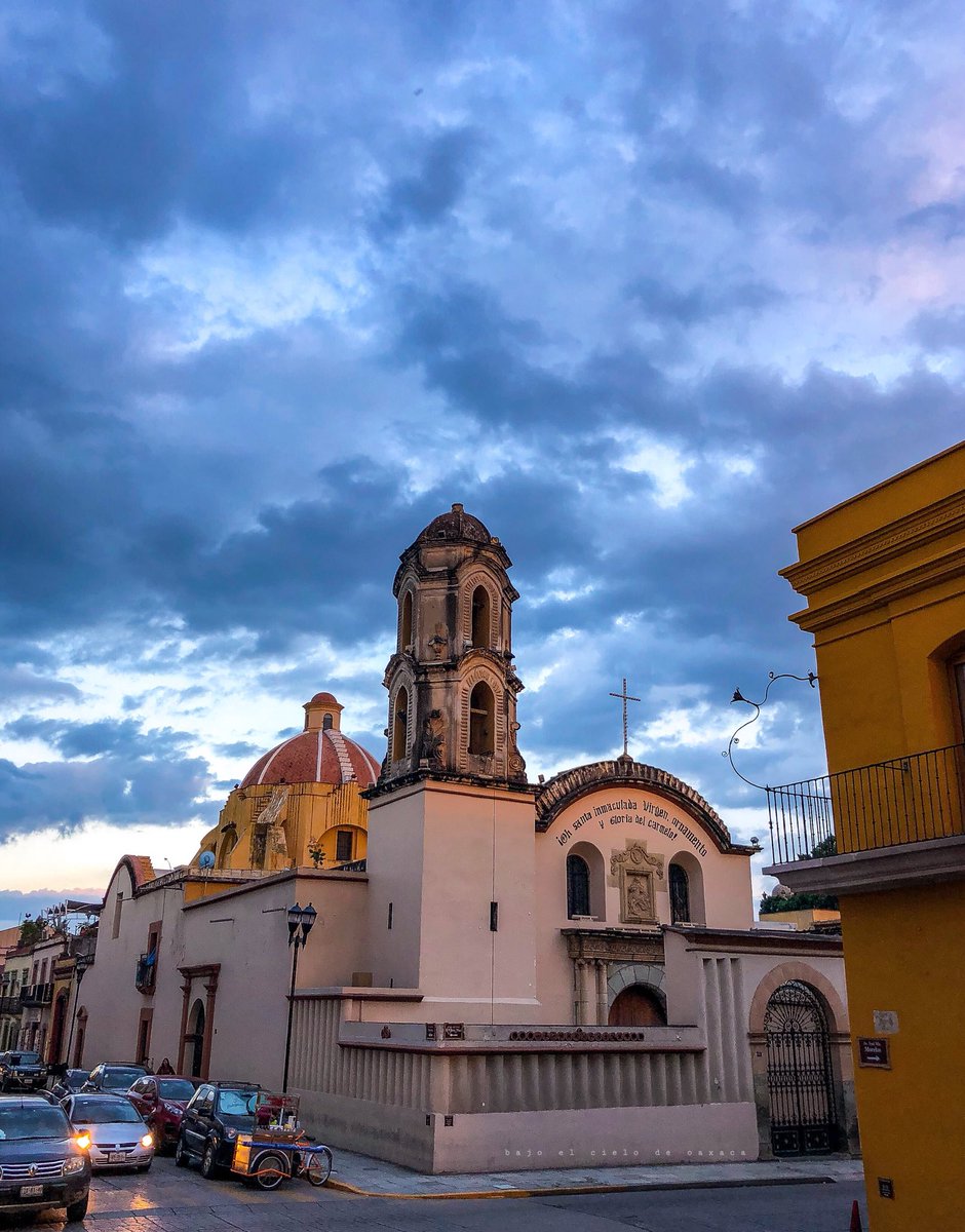 Esperar todo el día para que llegue el atardecer #BajoelCielodeOaxaca #cosabuenaseroaxaqueño #cielo #nubes #atardecer #navegantedelanoche #iglesia #church #amarillo #azul #blue #heaven #iclouds #icloud #sunset #mexico #mexicomaravilloso #oaxacabonito #architecture #home #azules