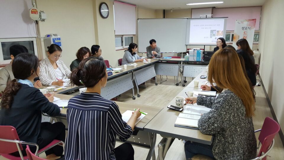 feddy345's tweet image. #성남시 #아동보육과
&amp;lt;드림스타트 슈퍼비전 교육&amp;gt;
오늘 &quot;아동의 정서문제해결을 위한 양육코칭&quot;이라는 주제로 열린 이번 슈퍼비전 교육의 강의 진행 모습입니다. 세명대학교 윤진영 교수님이 강연을 펼치고 계시네요!