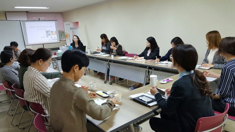 feddy345's tweet image. #성남시 #아동보육과
&amp;lt;드림스타트 슈퍼비전 교육&amp;gt;
오늘 &quot;아동의 정서문제해결을 위한 양육코칭&quot;이라는 주제로 열린 이번 슈퍼비전 교육의 강의 진행 모습입니다. 세명대학교 윤진영 교수님이 강연을 펼치고 계시네요!