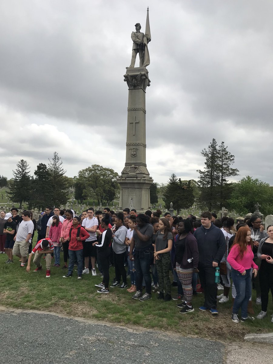 Supporting our veterans by replacing flags at St. Francis Cemetery! <a href="/SLATERMIDDLEPE/">buttabean</a> <a href="/Scarpo2/">Debra Scarpelli</a> @BrochuBrochuk  <a href="/plehourites/">Peter Lehourites</a> <a href="/leerabbitt/">Lee Rabbitt</a> <a href="/GoffMiddle/">Goff Middle School</a> <a href="/CherylMcW/">Chez</a> <a href="/PawtucketSup/">Patti DiCenso</a>  <a href="/DonGrebien/">Don Grebien</a> <a href="/PawtucketTech/">Lynn Cristino [PSD]</a> <a href="/CityofPawtucket/">City of Pawtucket RI</a> <a href="/TheValleyBreeze/">The Valley Breeze</a>