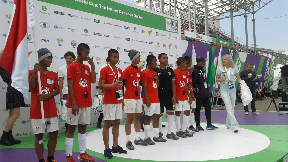 GarudaBaru_ID's tweet photo. Hasil akhir: Indonesia menduduki peringkat ke 4 pada Street Child World Cup 2018. Ryan Febriansyah berhasil memperoleh predikat Kiper Terbaik (The best Goal Keeper). 

Terima kasih atas dukungan semua pihak 🙏

#streetchildworldcup #scwc2018 #garudabaru https://t.co/01ngybaWNh