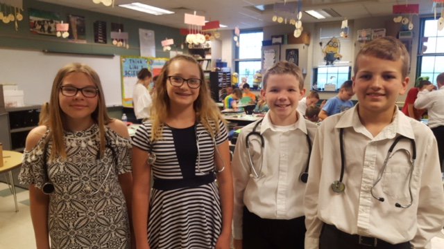 ebenezerB118's tweet photo. Future health professionals working hard in Mrs. Bixler's science class! https://t.co/A3AQEK2L5y