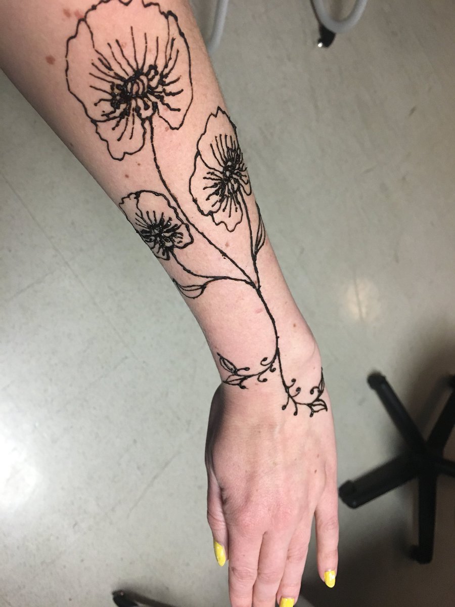 Storm_Designers's tweet image. Henna tattoo in class today courtesy of an advanced student #applieddesign