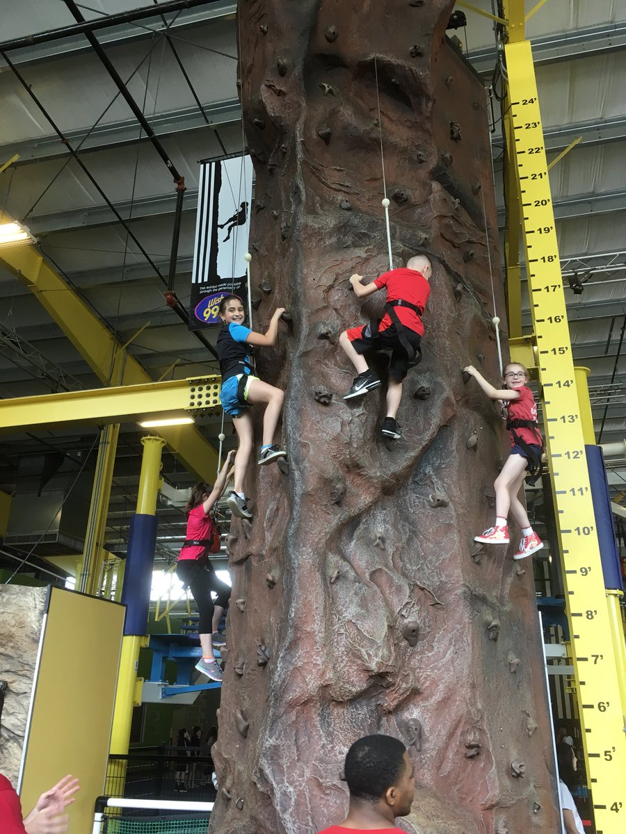 Ms_Zusinas_APC's tweet photo. Students showed their #resilience climbing the rock wall today @CarnegieSciCtr https://t.co/rTWYjAF1uj