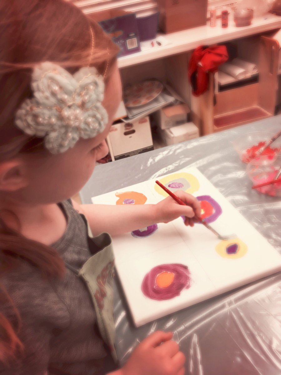 Justymae's tweet photo. Helping in @StJ23KINDer at @St_JohnXXIII as the students use Kandinsky’s Concentric circles as their inspirations today. Art show  creations! https://t.co/nK3Ngy3Pz9