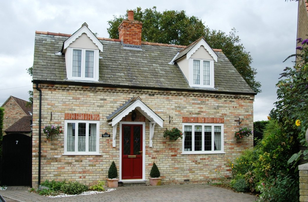 Polyframetrade's tweet photo. Whatever your personal taste and style of home, when looking to replace your windows, #Polyframe has the perfect solution. These chamfered PVCu windows with leaded glass complement this home beautifully. What’s your #PVCuStyle? https://t.co/AlZZla0kHd