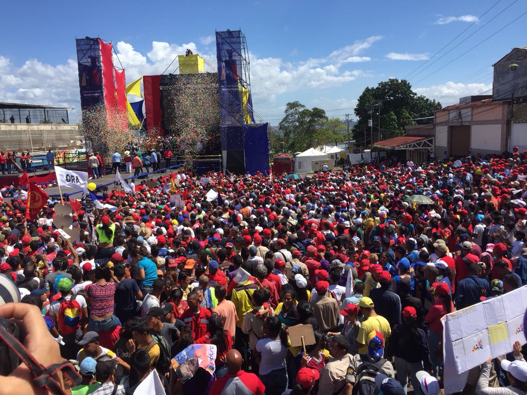 FSocialCaroni's tweet photo. @OviedoPSUV “Gracias Guayana por tanto amor a nuestro hermano presidente @NicolasMaduro. En San Félix nació la patria. #BolivarVotaPorMaduro Vamos rumbo a una victoria perfecta @dcabellor #TodosConMaduro” https://t.co/G5PiP1ls6v