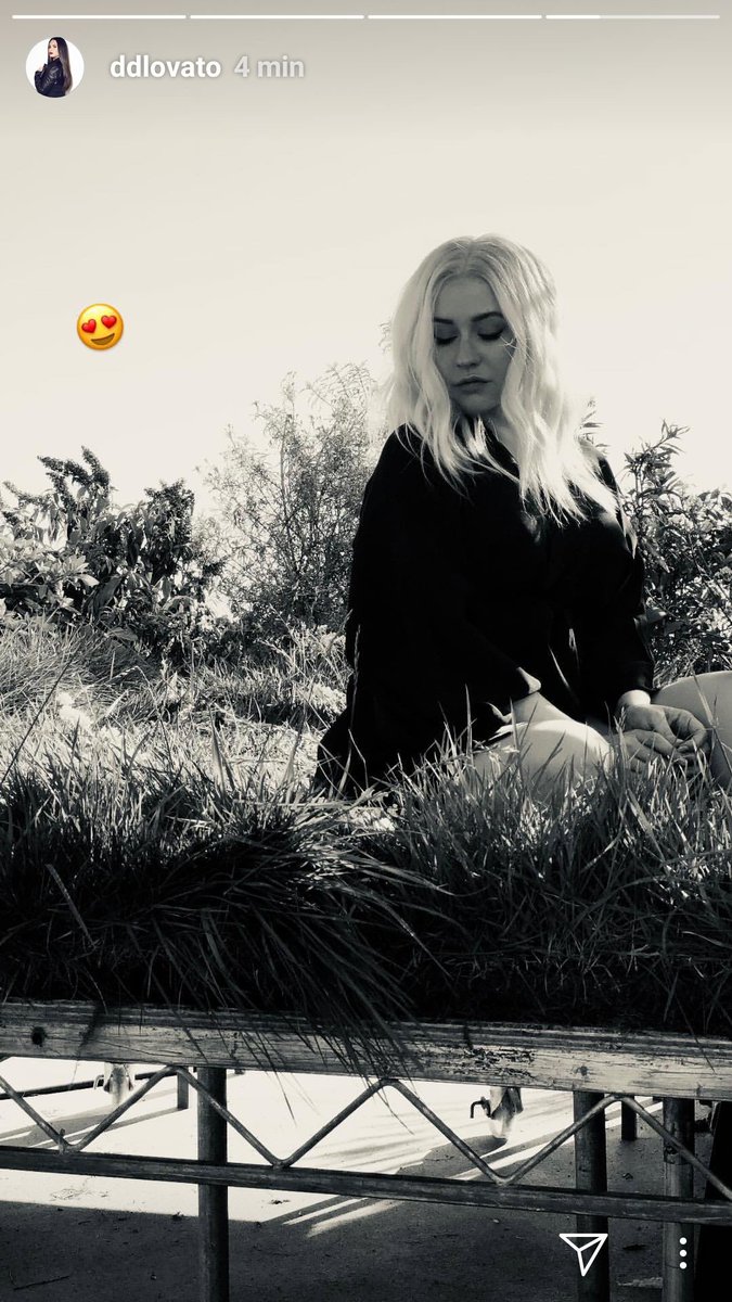 atuladolovato's tweet photo. I'm so grateful, in the first place, for God letting me be here so I can see Demi making one of her biggest dreams come true! I'm also so grateful for @ddlovato never giving up, it inspires me and makes me stronger everyday. Love you Demi #FallInLineOutNow #BuyFallInlineOniTunes https://t.co/8GChBl5gCR