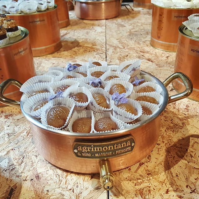 OrianaDavini's tweet photo. Il clima mi sembra decisamente appropriato per i marron glacé. Ma anche la polenta non ci starebbe male...
.
.
.
#marronglacé #marronglace #foodpic #foodporn #instafood #foods #lilimadeleine #eccellenzeitaliane #italianfood #agrimontana #marrone #sweets … https://t.co/mCTo4BCPEF https://t.co/7bfq0WS2Y9
