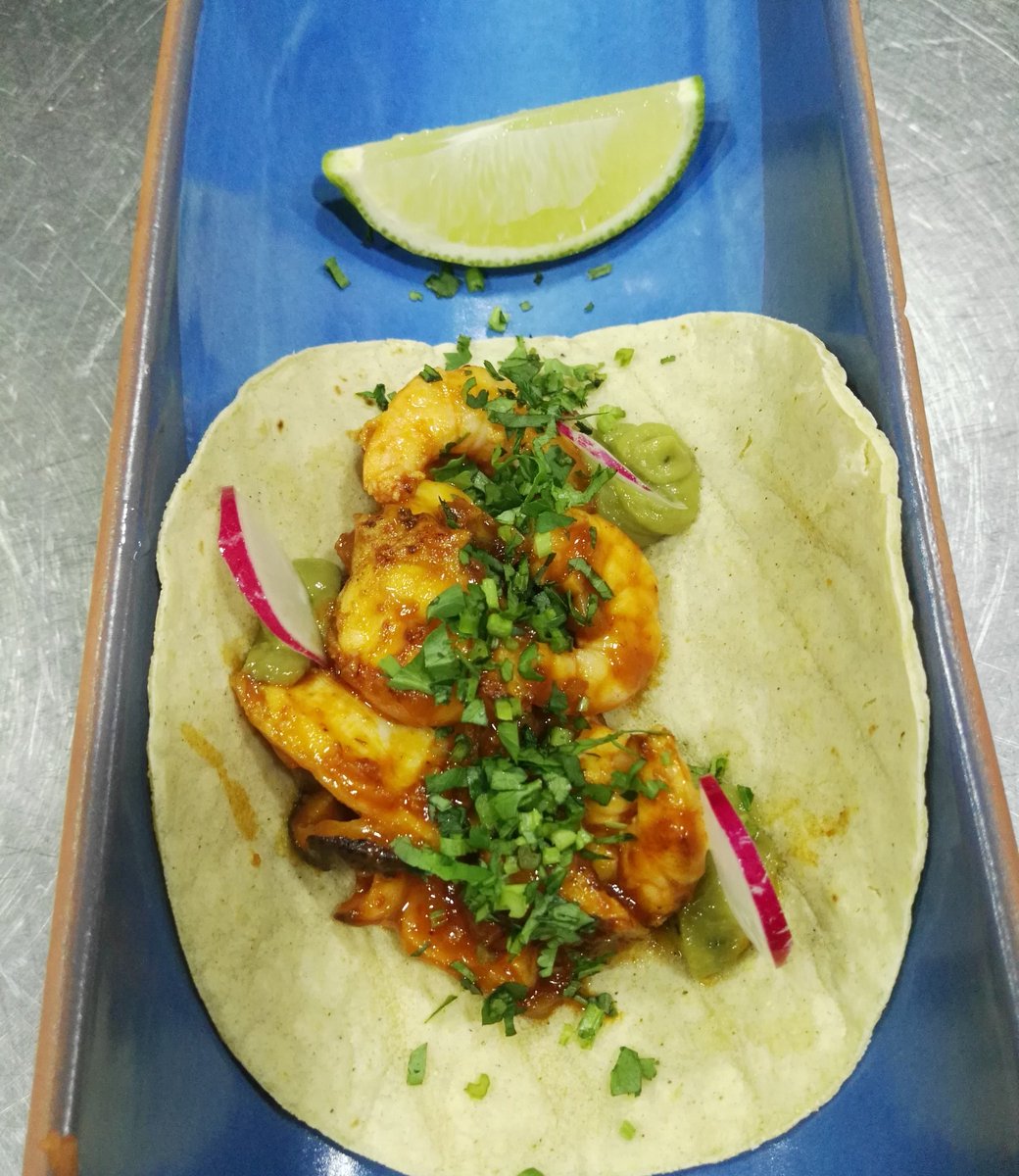 Cocobambu_rest's tweet photo. ¡Vamos a cenar 🌮 taco 🌮 💯% mexicano 🇲🇽 y 0% tex-mex 😎! ¿Nos acompañas?😍😍 #CocoBambú🌴🏄 #territoriolatino

#mexicanfood #Torremolinos #taco #mexicoentuboca #bajondillo #food #foodie #Costadelsol #mexico #Malaga #Andalucia #revolutionfood #madeinheaven https://t.co/il7fkiKyVg