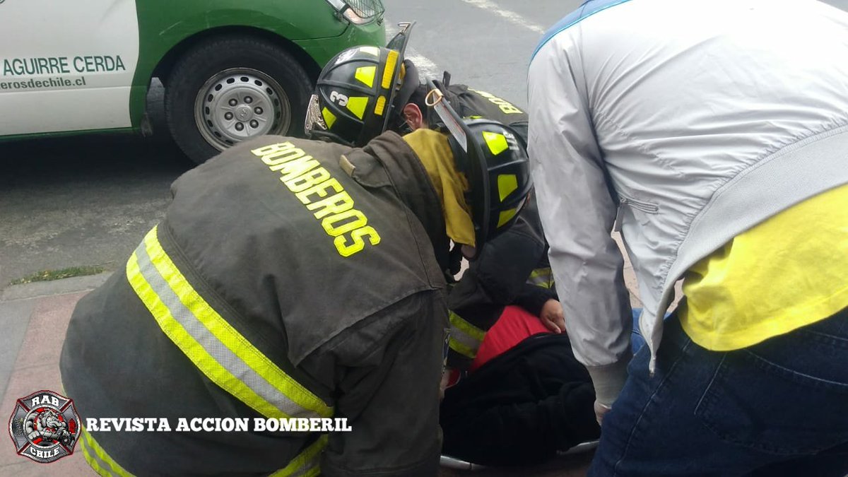 RABCHILE's tweet photo. #Imágenes del 10-3-1 (Rescate de Personas) en Clotario Blest esquina La Marina, Comuna #PedroAguirreCerda

#RAB29 en el lugar, se trata de atropello de femenina aproximadamente 45 años, una persona lesionada.

#REVISTAACCIONBOMBERIL
#BOMBEROSDECHILE https://t.co/BIWbrAiZcF