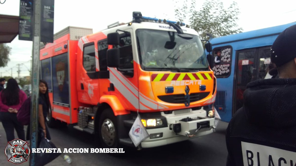 RABCHILE's tweet photo. #Imágenes del 10-3-1 (Rescate de Personas) en Clotario Blest esquina La Marina, Comuna #PedroAguirreCerda

#RAB29 en el lugar, se trata de atropello de femenina aproximadamente 45 años, una persona lesionada.

#REVISTAACCIONBOMBERIL
#BOMBEROSDECHILE https://t.co/BIWbrAiZcF