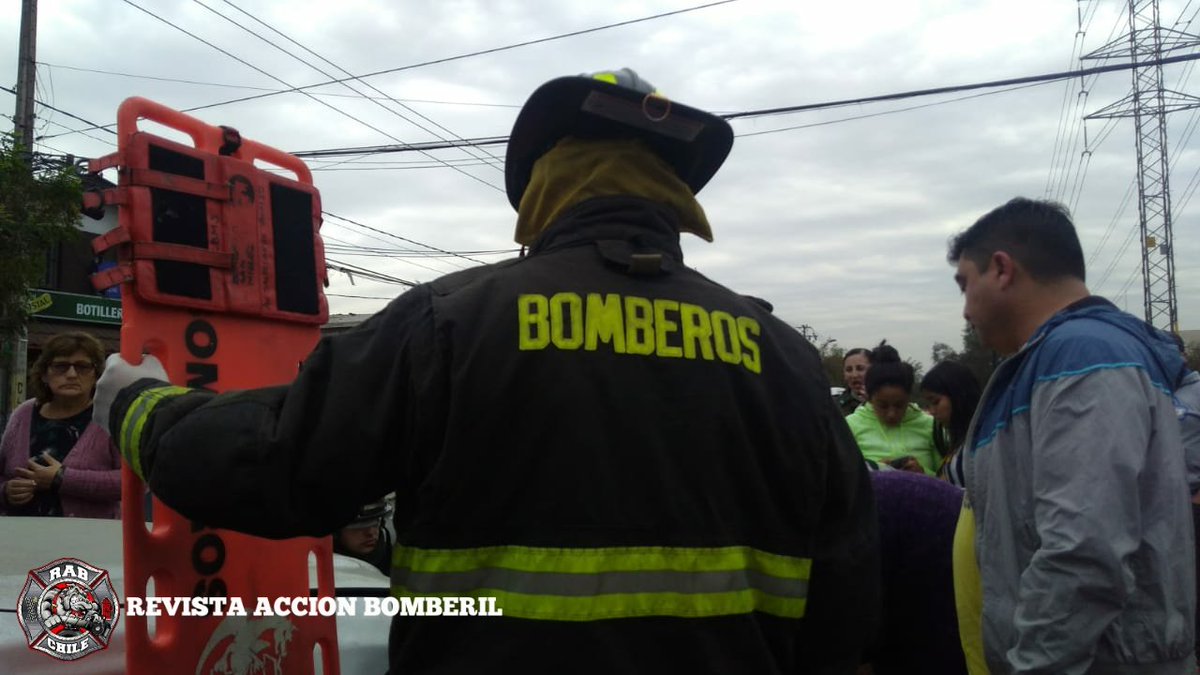 RABCHILE's tweet photo. #Imágenes del 10-3-1 (Rescate de Personas) en Clotario Blest esquina La Marina, Comuna #PedroAguirreCerda

#RAB29 en el lugar, se trata de atropello de femenina aproximadamente 45 años, una persona lesionada.

#REVISTAACCIONBOMBERIL
#BOMBEROSDECHILE https://t.co/BIWbrAiZcF