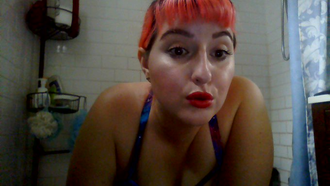 Ok! Taking advantage of the afternoon show to do a bathtime show! Likely the last one! o.O Come relax