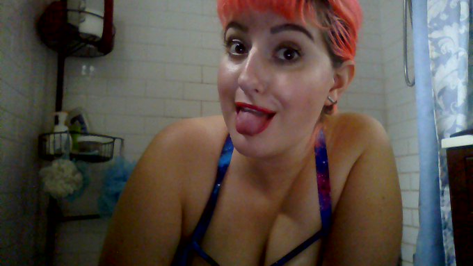 Ok! Taking advantage of the afternoon show to do a bathtime show! Likely the last one! o.O Come relax