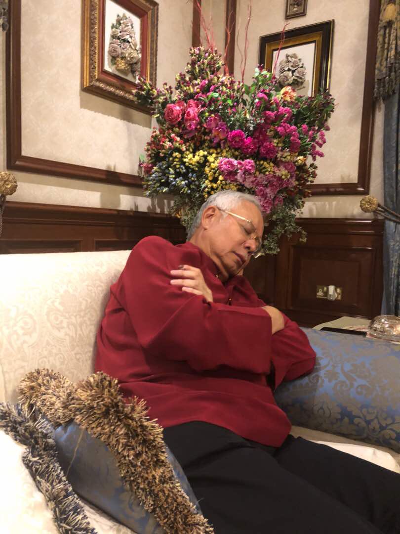 Sir_Azri's tweet photo. Pihak Polis tidak menahan atau membuat tangkapan ke atas DS @NajibRazak . Cuma pihak Polis dilaporkan mengambil beberapa dokumen untuk siasatan. Berehat Dato Sri, hari hari esok entah apa lagi yang hendak mereka lakukan. 🤨 https://t.co/g98tLDA19s