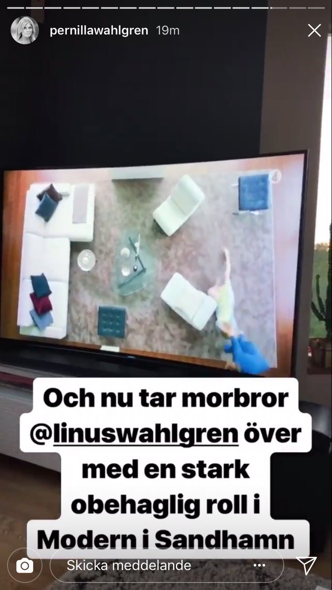 Älskar att Pernilla Wahlgren tror det heter ”Modern i Sandhamn”.
