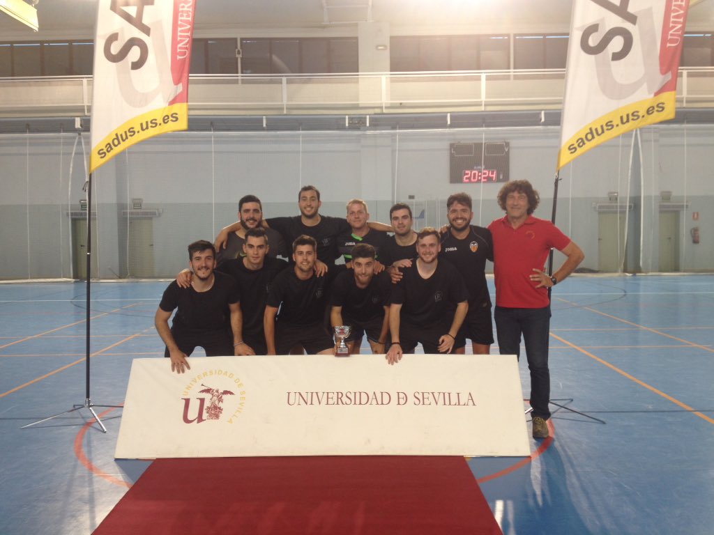 SADUSoficial's tweet photo. #FinalesLI "Buitres 4.0" levanta el trofeo de campeón de #FútbolSala tras ganar a "Pueblinos United 7.0" por 7-3 ¡Felicidades! https://t.co/cezRTLYcsT