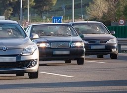 Para ver, para ser vistos 👀. De día, de noche. No te quedes sin #luces ☀️ ☀️. Las lámparas reducen su intensidad con el uso. Cámbialas cada 40.000 km o cada 2 años y siempre de 2 en 2. #RevisaTuvehículo #ReenamórateDeTuCoche